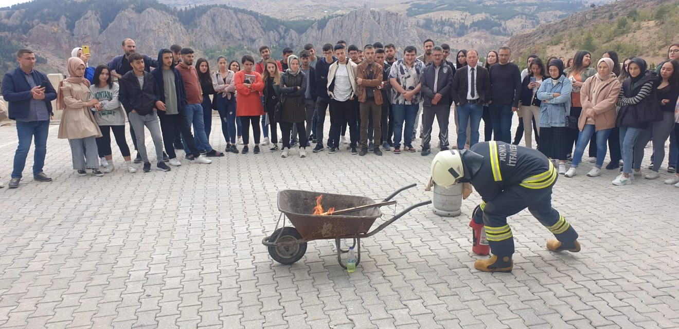 Meslek üksekokulumuzda yangın güvenliği eğitimi ve tatbikatı düzenlendi.